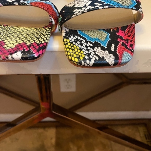 NWOT OR BOX.  FASHION NOVA MULTICOLORED SNAKE PRINT SANDAL SIZE 7.5 - Picture 3 of 11